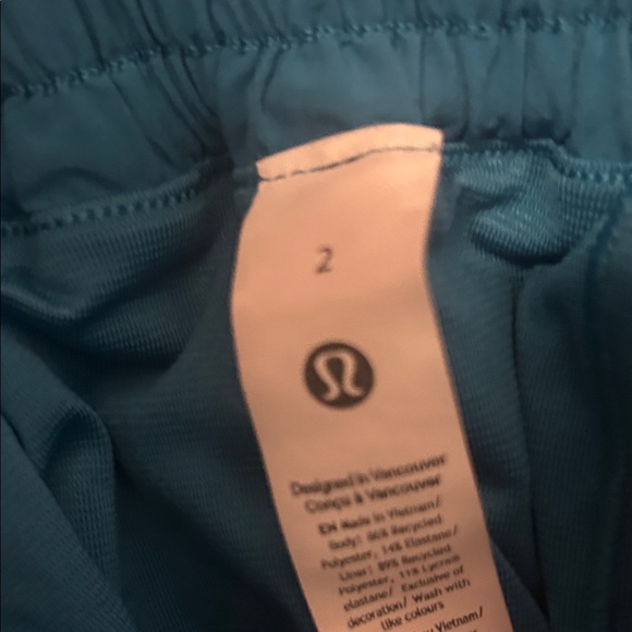 Hawaiian blue lulu shorts length 2.5 size 2 - Picture 3 of 6